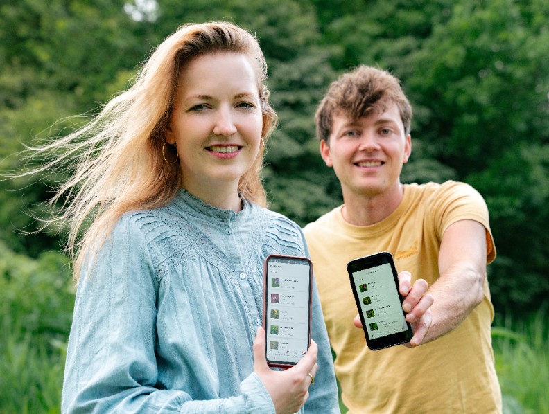 Stadsecoloog en medewerker Bibliocenter laten app zien
