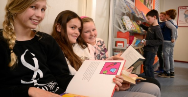 Bibliotheek en basisschool werken samen aan verbetering van de taalvaardigheid, leesmotivatie en informatievaardigheden van kinderen.