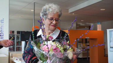 Mia 75 jaar lid van de bibliotheek